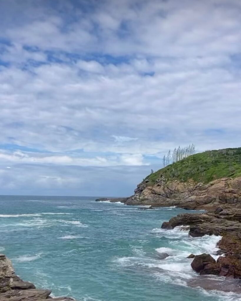 Praia da foca, formada por várias piscinas naturais, devido a sua formação rochosa.